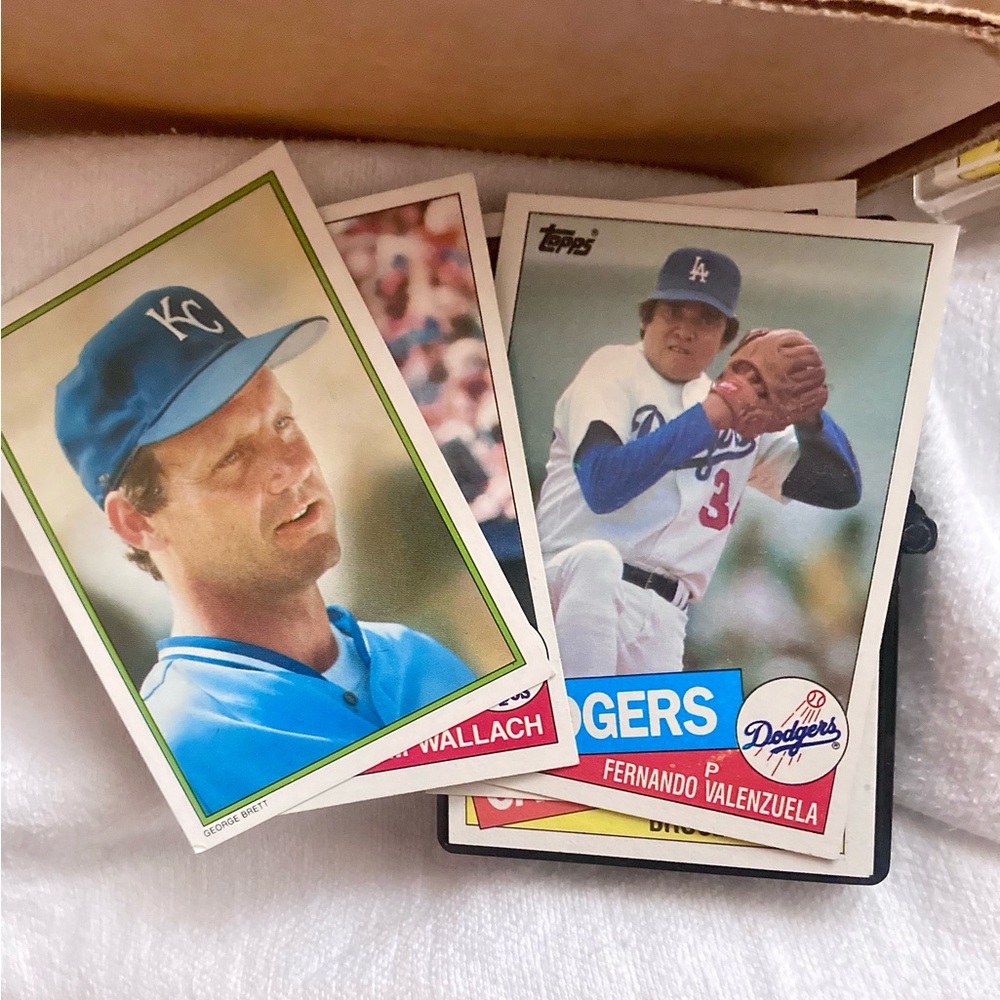 Topps, assorted Baseball Cards Box, O-Pee-Chee, and a Braves baseball - Picture 7 of 8